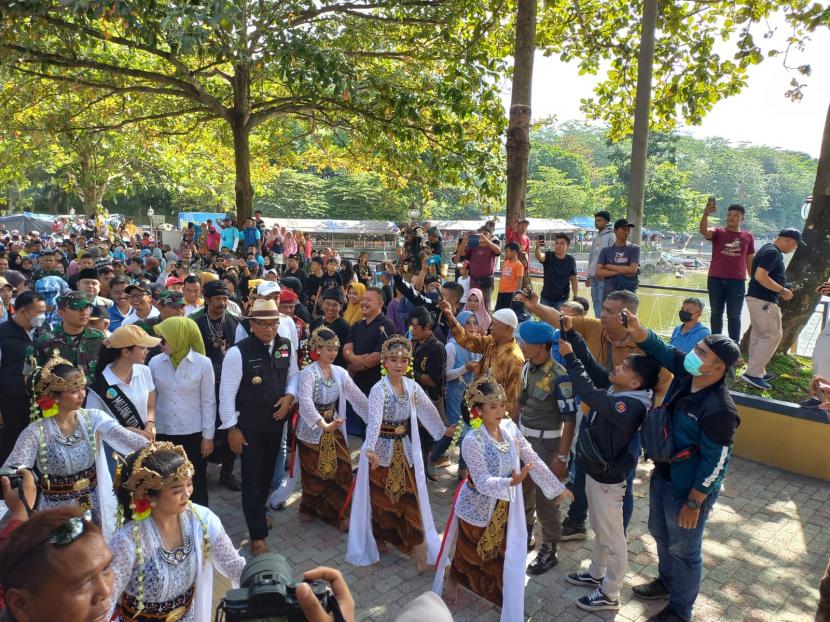 Acara peresmian hasil revitalisasi objek wisata Situ Gede, Kota Tasikmalaya, Jawa Barat, Sabtu (14/1/2023). 