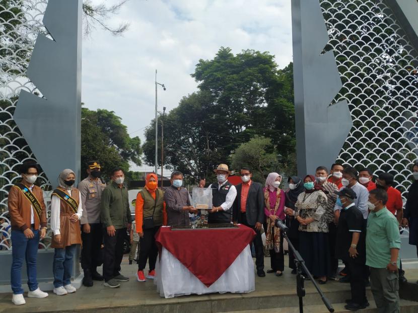 Gubernur Jabar Ridwan Kamil (pakai topi) bersama Bupati Garut Rudy Gunawan meresmikan wajah baru Alun-Alun Garut usai direnovasi, di Kecamatan Garut Kota, Kabupaten Garut, Ahad (23/1/2022). 