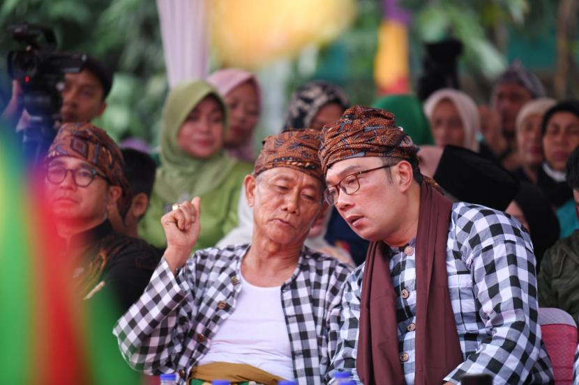 Gubernur Jabar Ridwan Kamil saat berkesempatan bertemu dengan para tokoh kampung Kranggan sekaligus membuka gelaran Riksa Budaya Jawa Barat yang menampilkan ragam seni khas budaya Sunda dan Betawi.