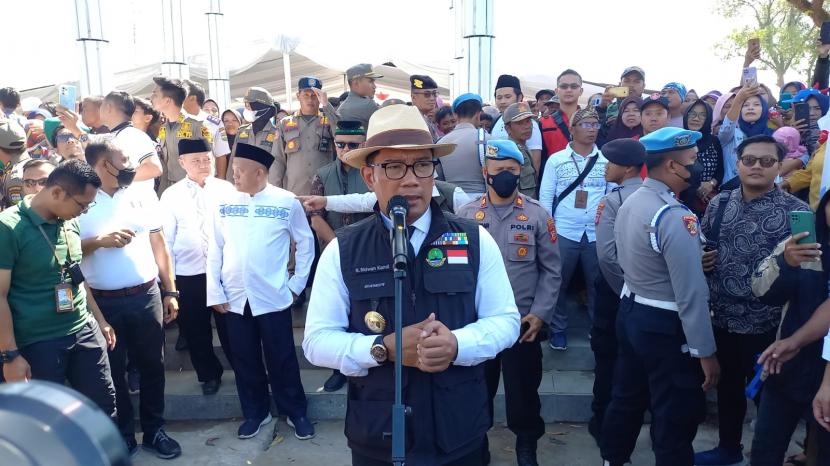 Gubernur Jabar Ridwan Kamil saat diwawancara wartawan di Alun-Alun Singaparna, Kabupaten Tasikmalaya, Sabtu (14/1/2023).