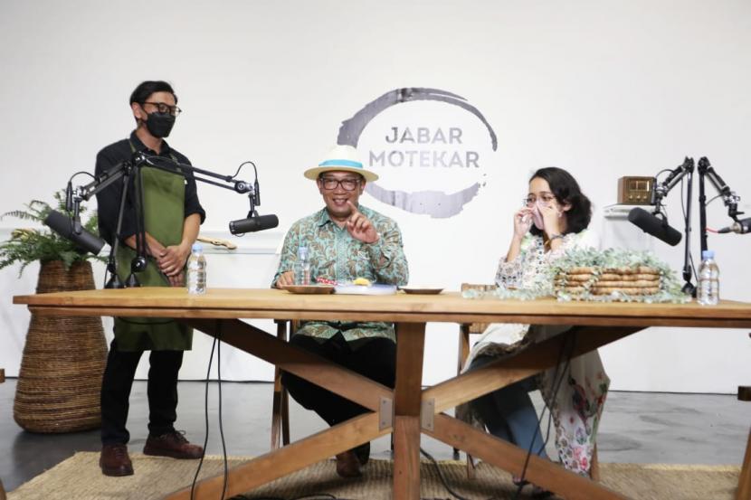  Gubernur Jabar Ridwan Kamil saat mencicipi Coletot yang merupakan perpaduan makanan khas Jabar, colenak, dan makanan khas Yogyakarta, gatot, di Jogja Museum Nasional, DI Yogyakarta, Rabu (1/12/2021).