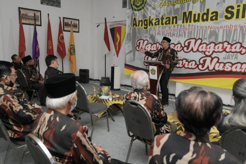 Gubernur Jabar Ridwan Kamil saat menghadiri Malam Tasyakur Milangkala ka-54 Tahun Angkatan Muda Siliwangi (AMS) di Kantor Sekretariat AMS Pusat, Kota Bandung, Senin (9/11/20) malam.