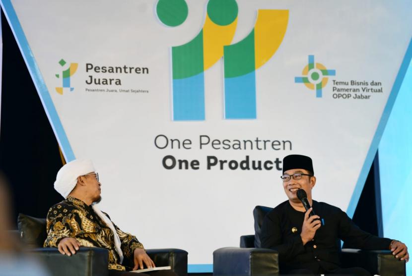 Gubernur Jabar Ridwan Kamil saat menghadiri Temu Bisnis dan Penyerahan Modal Usaha Pesantren Juara OPOP di Ponpes Daarut Tauhiid, Kota Bandung, Kamis (16/12/2021).