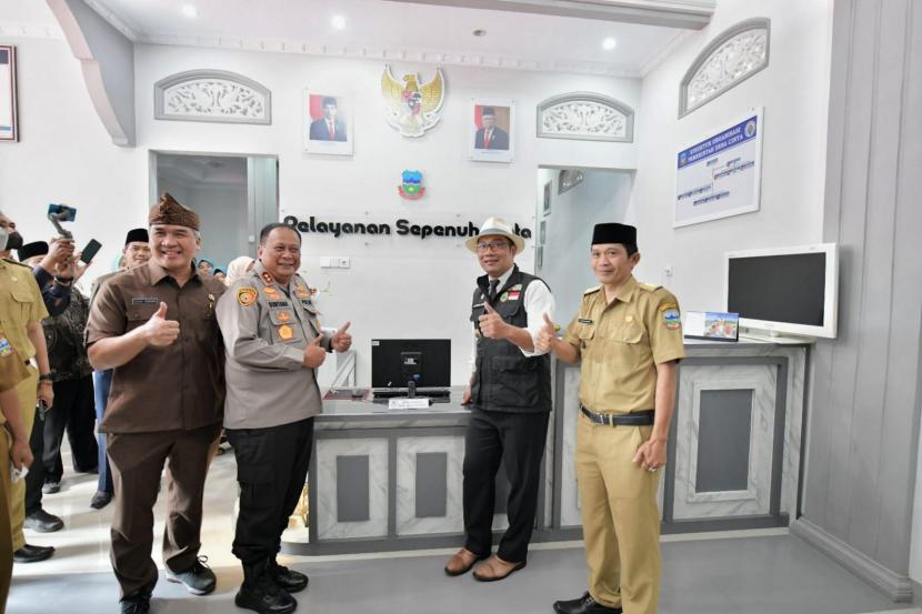 Gubernur Jabar Ridwan Kamil saat meresmikan kantor Desa Cinta, Kecamatan Karangtengah, Kabupaten Garut, Senin (22/8/2022).