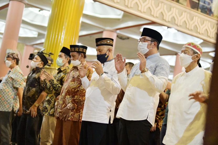 Gubernur Jabar Ridwan Kamil saat salat tarawih berjemaah dan memberikan tausiah di Masjid Kampus UGM, Yogyakarta, Selasa (5/4/2022).