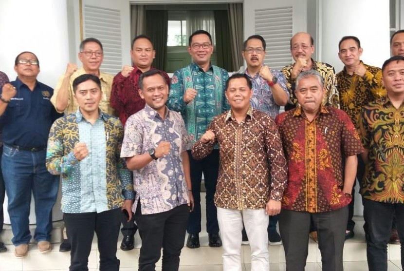 Gubernur Jabar Ridwan Kamil (tengah belakang) berfoto bersama Pengurus PWI Provinsi Jabar seusai rapat kerja terkait persiapan peringatan Hari Pers Nasional (HPN) 2020 tingkat Provinsi Jabar di Gedung Pakuan, Kota Bandung, Rabu (5/2).   