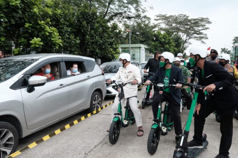  Gubernur Jabar Ridwan Kamil tinjau Grab Vaccine Center di Jawa Barat yang akan memvaksin lima ribu orang beroperasi pada 16 sampai 18 Maret 2021 di SPORT Jabar Arcamanik Kota Bandung.