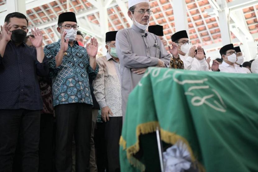 Gubernur Jabar, Ridwan Kamil, turut menyolatkan jenazah Alm Wali Kota Bandung Oded M Danial, Jumat (10/12).