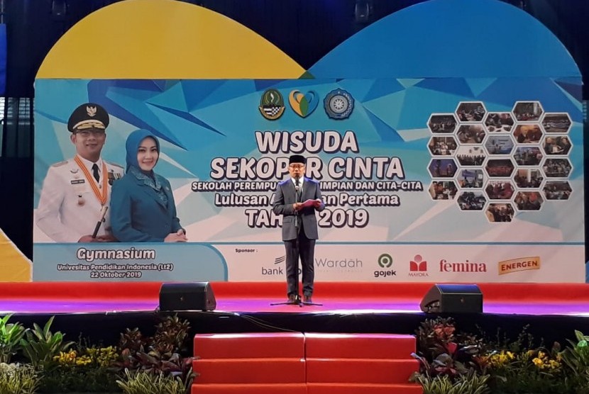 Gubernur Jabar Ridwan Kamil, yang akrab disapa Emil saat menghadiri Wisuda Sekoper Cinta Tahun Pertama di Gymnasium UPI, Kota Bandung, Selasa (22/10). 