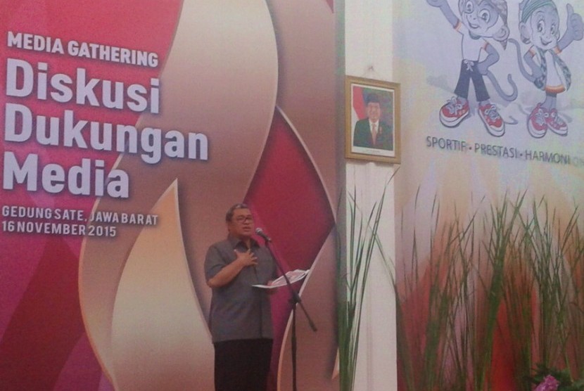 Gubernur Jabar yang juga Ketua Umum PB PON XIX, Ahmad Heryawan  pada acara pertemuan dengan pimpinan media massa di Gedung Sate, Bandung, Senin (16/11)