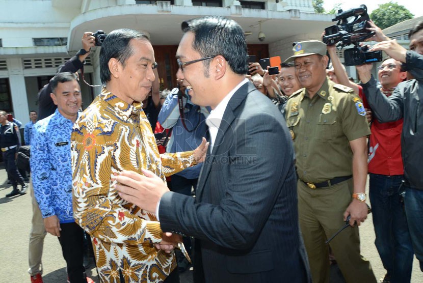  Gubernur Jakarta Joko Widodo (Jokowi) bertemu Wali Kota Bandung Ridwan Kamil di Balai Kota Bandung, Kamis (17/4). (Republika/Edi Yusuf)