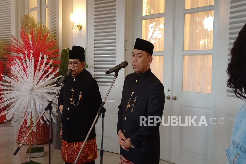 Gubernur Jakarta Pramono Anung (kiri) bersama Sekda Jakarta Uus Kuswanto (kanan) saat memberikan keterangan di Balai Kota Jakarta, Senin (1/12/2025). 