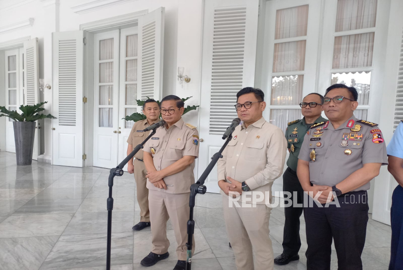 Gubernur Jakarta Pramono Anung dan Gubernur Lemhanas Ace Hasan Syadzily memberikan keterangan usai melakukan pertemuan di Balai Kota Jakarta, Senin (17/3/2025).