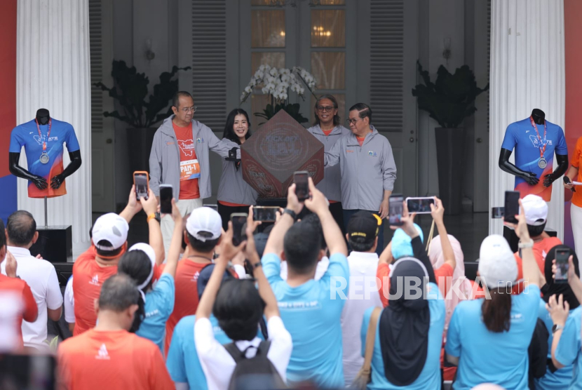 Gubernur Jakarta Pramono Anung meluncurkan kegiatan JEKATE Running Series di Balai Kota Jakarta, Ahad (7/12/2025).