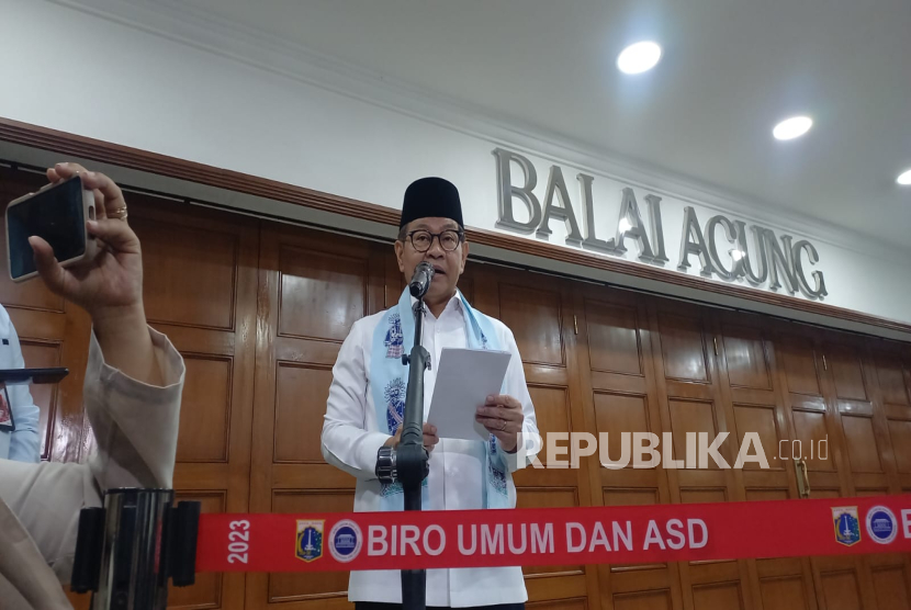 Gubernur Jakarta Pramono Anung memberikan keterangan di Balai Kota Jakarta, Jumat (31/10/2025).
