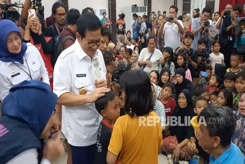 Gubernur Jakarta Pramono Anung menghibur anak-anak yang mengungsi di GOR Otista, Jakarta Timur, akibat terdampak banjir, Rabu (5/3/2025). 