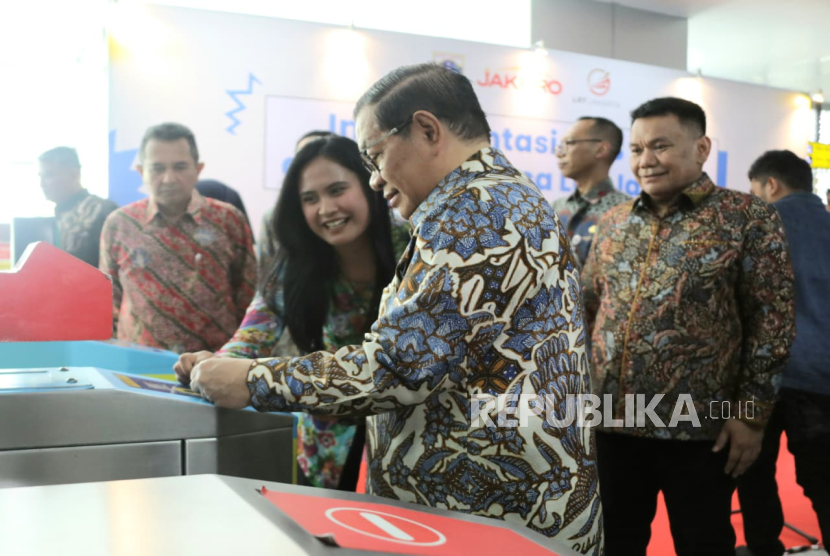 Gubernur Jakarta Pramono Anung meresmikan penggunaan QRIS Tap di Stasiun LRT Pegangsaan Dua, Jakarta Utara, Kamis (4/12/2025). Dok. Pemprov Jakarta.