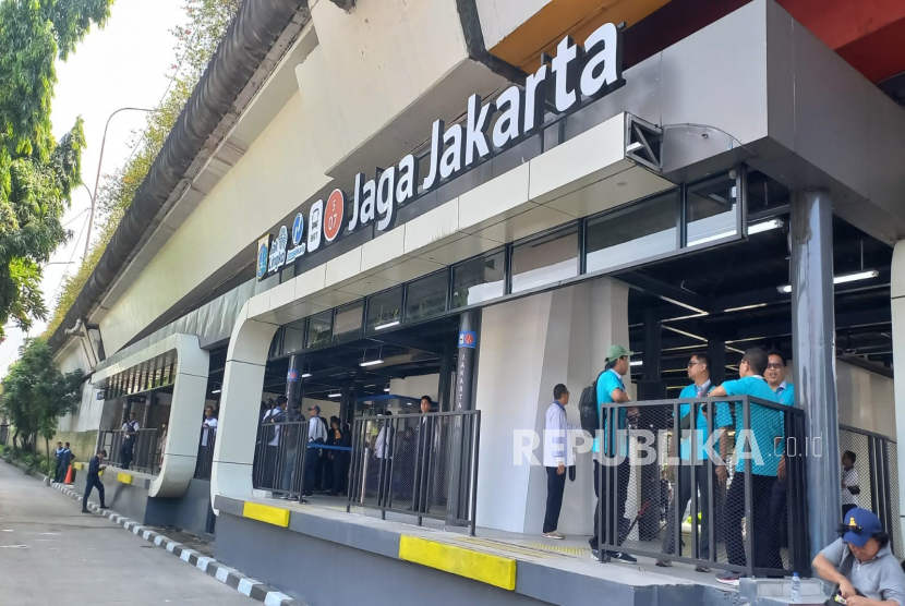 Gubernur Jakarta Pramono Anung meresmikan perubahan nama Halte Transjakarta Senen Sentral menjadi Halte Jaga Jakarta, Jakarta Pusat, Senin (8/9/2025). 