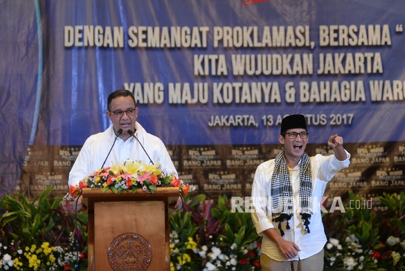 Gubernur Jakarta terpilih Anies Baswedan bersama Wakil Gubernur Jakarta terpilih Sandiaga Uno