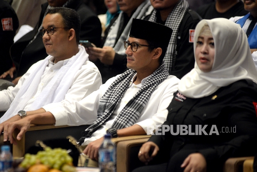 Gubernur Jakarta terpilih Anies Baswedan bersama Wakil Gubernur Jakarta terpilih Sandiaga Uno dan Ketua Umum Bang Japar Fahira Idris (kanan) hadir pada acara apel akbar pelantkan ormas dan LBH Bang Japar di Jakarta, Ahad(13/8). 