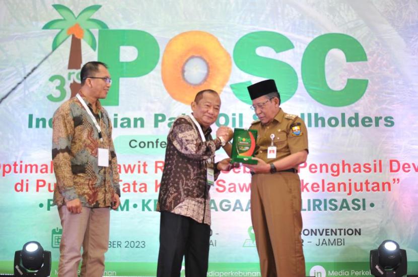 Gubernur Jambi, Abdullah Sani saat membuka Indonesian Palm Oil Smallholders (IPOSC) 