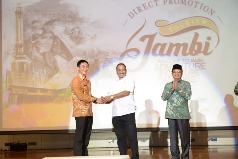 Gubernur Jambi, Zumi Zola bersama dengan Menteri Pariwisata RI, Arief Yahya dalam meresmikan acara Direct Promotion Tourism Jambi di Gedung Sapta Pesona, Senin (11/4).