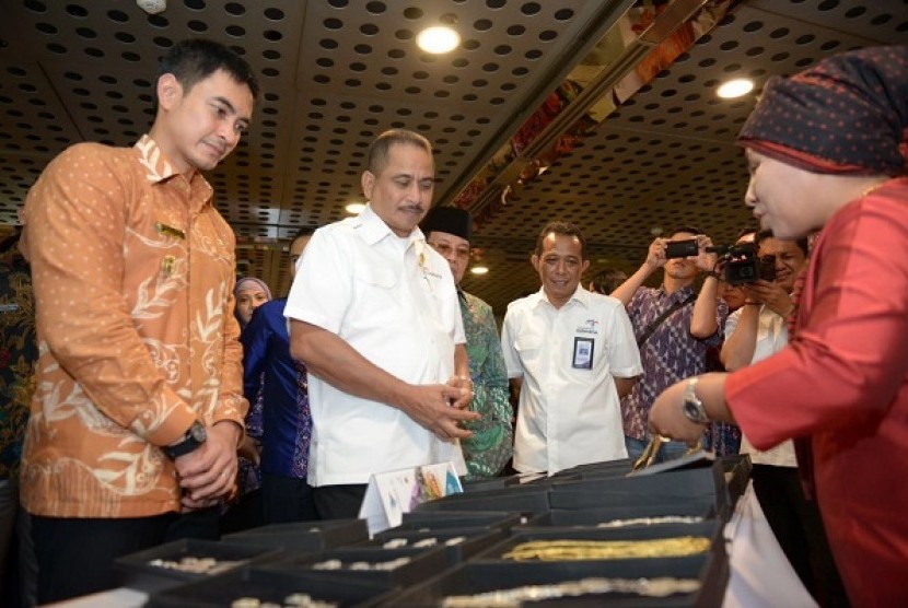 Gubernur Jambi, Zumi Zola didampingi Menteri Pariwisata Arief Yahya melihat stand UKM di Gedung Sapta Pesona belum lama ini. 