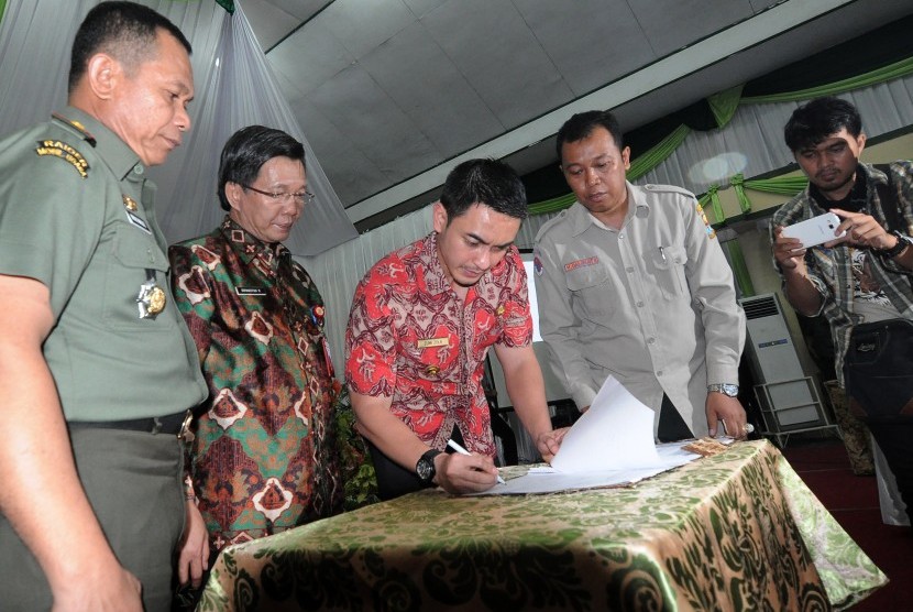 Gubernur Jambi Zumi Zola Zulkifli (tengah) didampingi Danrem 042/Garuda Putih Kol Inf Makmur (kiri), dan beberapa pejabat daerah setempat menandatangani Maklumat Forkopimda dan Surat Keputusan Pencegahan Pengendalian Kebakaran Hutan dan Lahan di Jambi, Kam