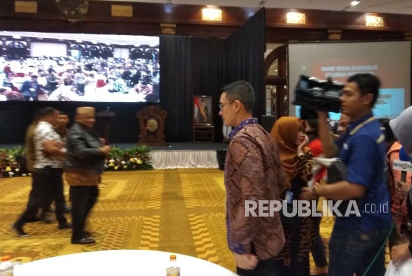 Gubernur Jambi,  Zumi Zola Zulkifli,  usai mengikuti rakor kepala daerah di Hotel Bidakara,  Jakarta Selatan,  Rabu (6/2). 