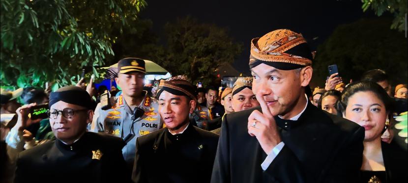  Gubernur Jateng Ganjar Pranowo didampingi Wali Kota Solo Gibran Rakabuming mengikuti laku bisu di acara kirab malam 1 Suro di Puro Mangkunegaran, Selasa (18/7/2023) malam.