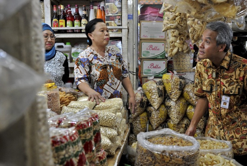 Gubernur Jateng Ganjar Pranowo (kanan)