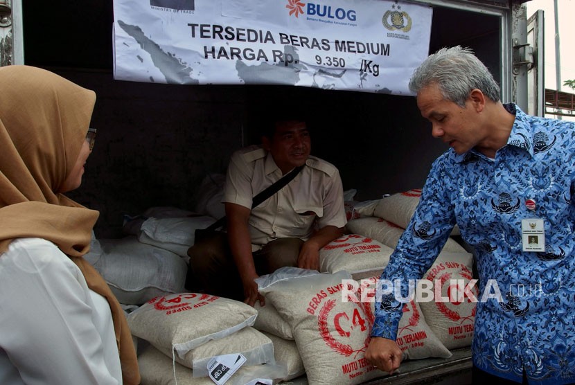 Gubernur Jateng Ganjar Pranowo (kanan) meninjau operasi pasar beras di lokasi sementara Pasar Johar Semarang, Jawa Tengah, Rabu (17/1).