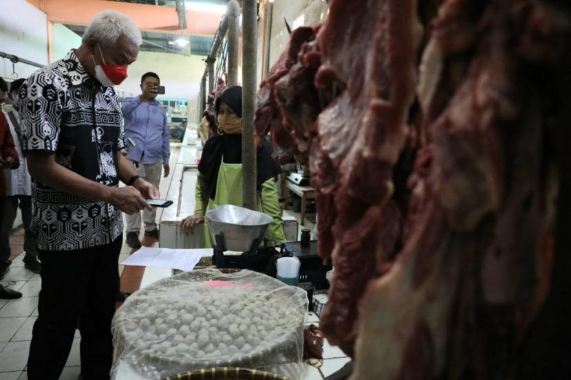 Gubernur Jateng Ganjar Pranowo melakukan sidak di Pasar Wage Purwokerto, Jumat (22/4/2022).