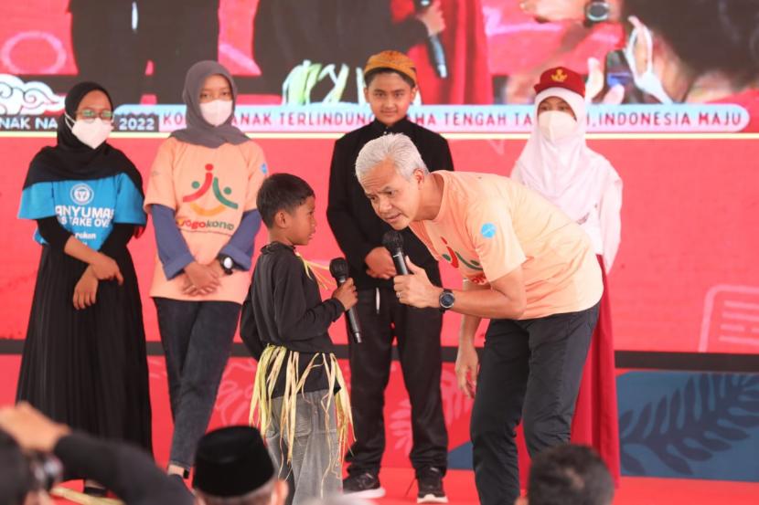 Gubernur Jateng Ganjar Pranowo meluncurkan aplikasi Jogo Konco dalam Festival Anak Jawa Tengah 2022 di Banyumas, Rabu (27/7/2022). 