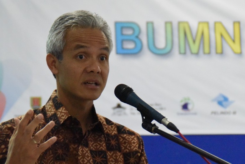 Gubernur Jateng Ganjar Pranowo menyampaikan pemaparannya pada acara BUMN Menginspirasi, di SMK Negeri Jawa Tengah, Semarang, Jateng, Kamis (8/12).