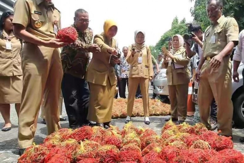 Gubernur Jateng Ganjar Pranowo menyerukan Gerakan Selamatkan Petani dengan cara membeli langsung cabai ke sentra produksi petani.  