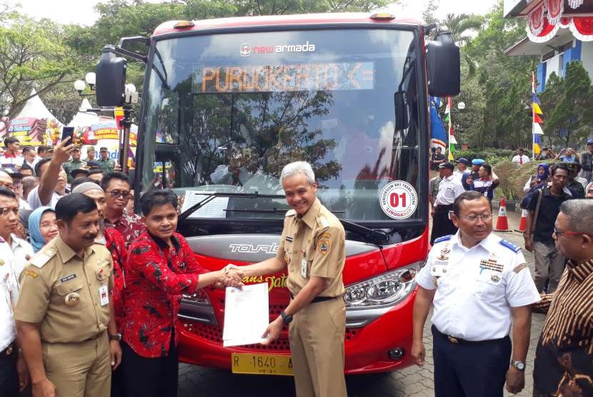 Gubernur Jateng Ganjar Pranowo meresmikan beroperasinya Bus Rapid Transit (BRT) rute Purwokerto-Purbalingga.