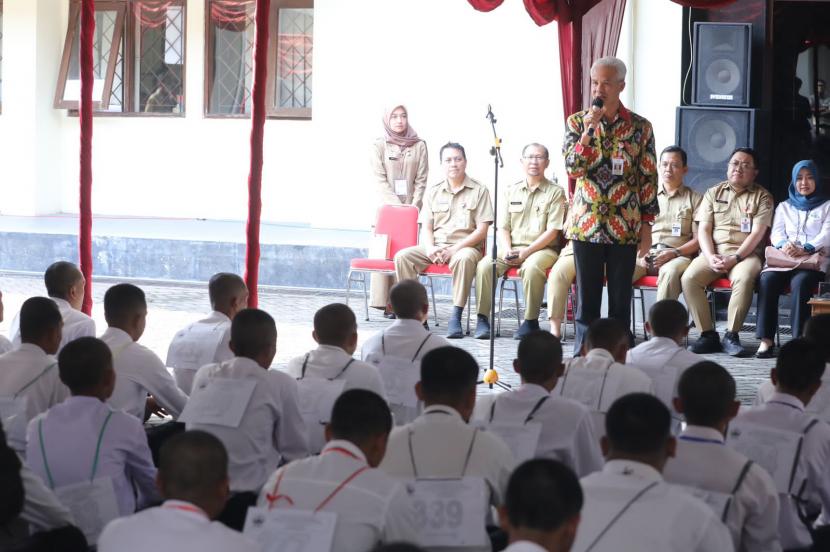 Gubernur Jateng memberikan arahan pada Pembukaan Seleksi Magang Jepang Tahun 2023 di Halaman Kantor Disnakertrans Provinsi Jateng, Kota Semarang, Jateng, Senin (12/6/2023). 
