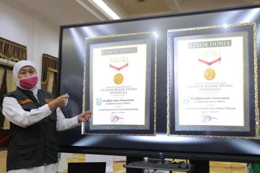 Gubernur Jatim Khofifah Indar Parawansa dengan penghargaan Rekor MURi terkait Ktotmil Quran Kubro dan Nuzulu Quran secara daring.