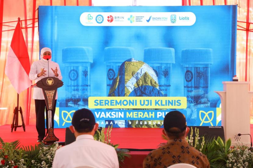Gubernur Jatim Khofifah Indar Parawansa memberikan sambutan saat kick off uji klinis vaksin Merah Putih di Surabaya, Rabu (9/2/2022). 