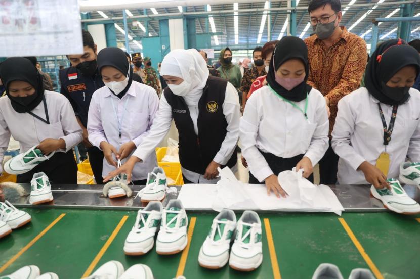 Gubernur Jatim Khofifah Indar Parawansa meninjau proses produksi sepatu di PT DPS Madiun di sela melepas ekspor produk sepatu perusahaan itu ke Cina.