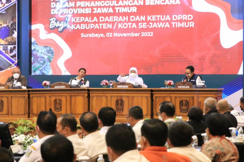 Gubernur Jatim Khofifah Indar Parawansa saat memberikan arahan kepada para kepala daerah di Jatim terkait mitigasi bencana.