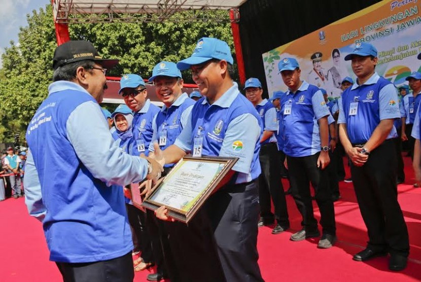 Gubernur Jatim Soekarwo menyerahkan pengharaan lingkungan hidup kepada kepada Direktur Operasi dan Pengembangan Bisnis Pelindo III Rahmat Satria