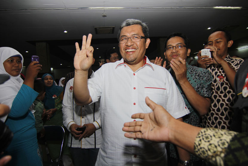    Gubernur Jawa Barat Ahmad Heryawan (Aher) menyalami simpatisan yang mengikuti  Deklarasi Aher For President di Islamic Center Bekasi, Jawa Barat, Jumat (14/3). (Antara/Hafidz Mubarak)