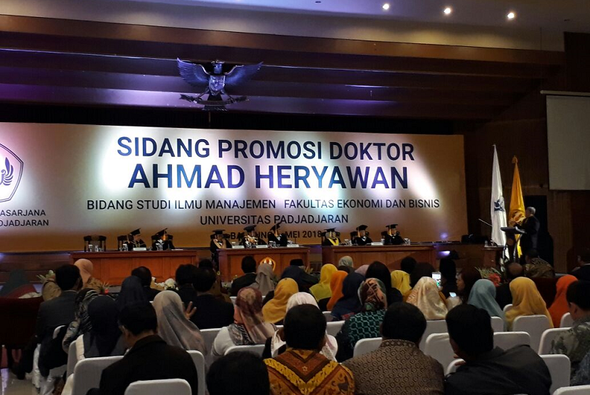 Gubernur Jawa Barat Ahmad Heryawan (Aher) menjalani Sidang Promosi Doktor di Universitas Padjadjaran, Rabu (9/5). Aher mendapatkan nilai cum laude.