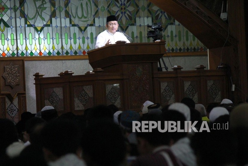 Gubernur Jawa Barat Ahmad Heryawan (Aher) menyampaikan ceramah pada shalat tarawih pertama di Masjid Pusdai, Kota Bandung, Rabu (16/5). 