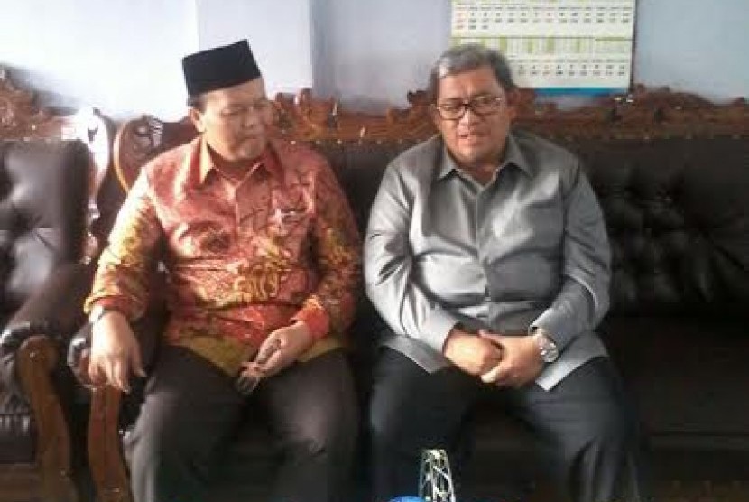 Gubernur Jawa Barat Ahmad Heryawan bersama dengan Wakil Ketua MPR Hidayat Nur Wahid dalam acara sosialisasi empat pilar MPR