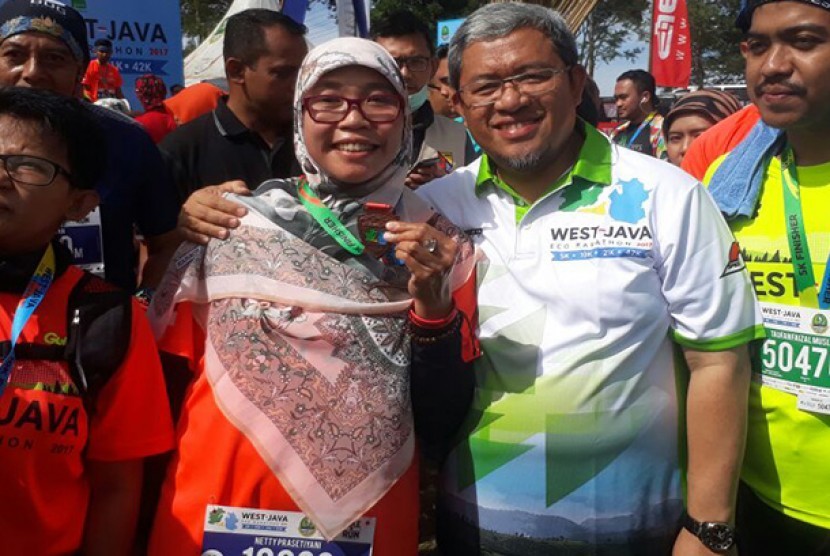 Gubernur Jawa Barat Ahmad Heryawan dan Istri di kegiatan West Java Eco Marathon