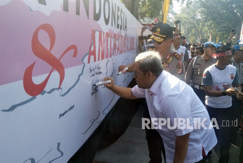 Gubernur Jawa Barat Ahmad Heryawan dan Kapolda Jawa Barat Irjen Agung Budi Maryoto menandatangani pernyataan sikap pada acara Deklarasi Anti Hoax Dan Radikalisme di depan Gedung Sate, Kota Bandung, Ahad(6/5). 