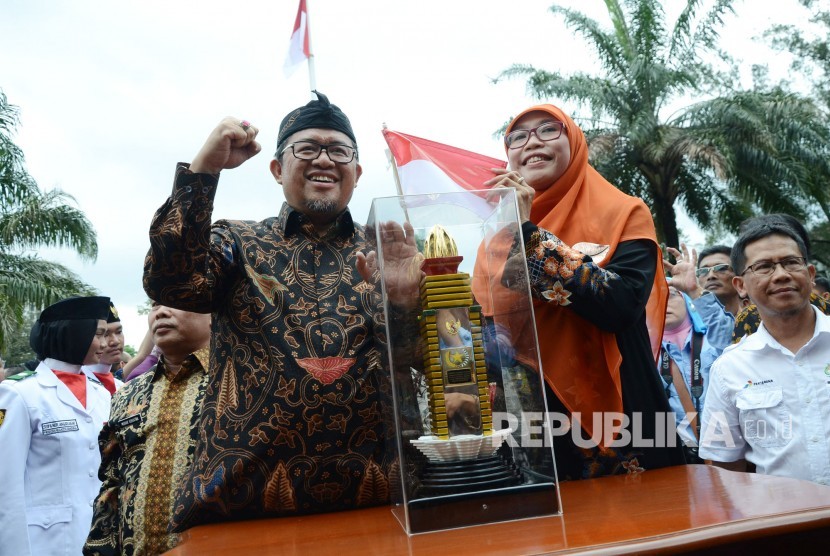Gubernur Jawa Barat Ahmad Heryawan didampingi istri memegang penghargaan Parasamya Purnakarya Nugraha dari Presiden Republik Indonesia (Ilustrasi).